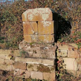 Sockelstein (aus Richtung Gemarkung Willsbach)