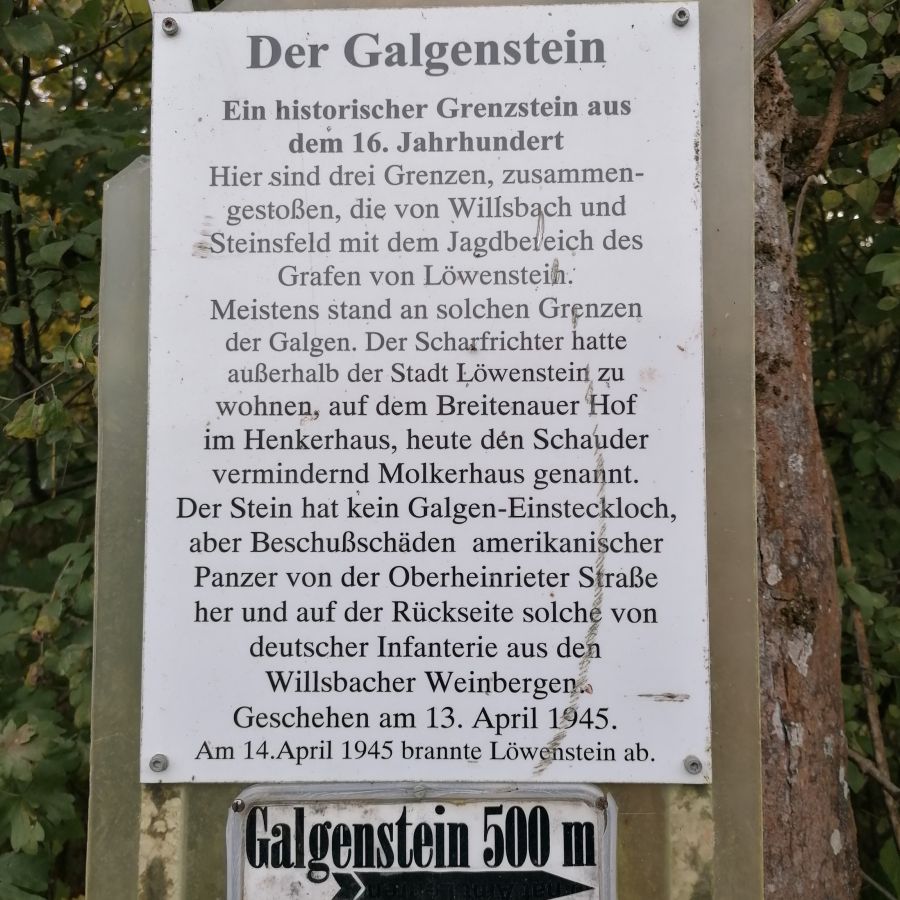 Hinweisschild mit Wegweiser Hinweisschild mit Wegweiser